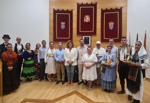 A alcaldesa presidiu este mediodía a recepción oficial no Concello aos participantes no “XXXII Festival Internacional de Folclore”